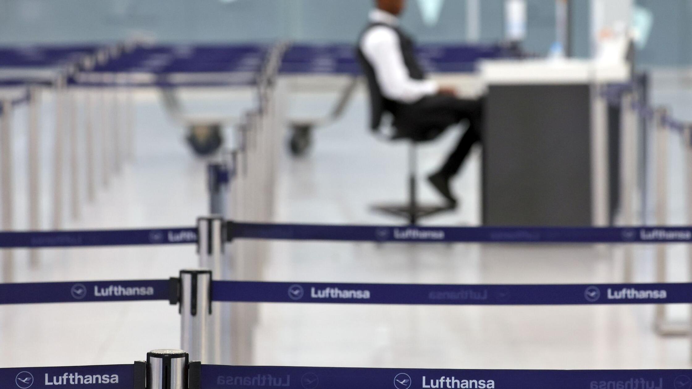 Ein Lufthansa-Mitarbeiter sitzt am frühen Morgen d