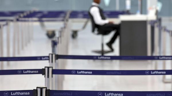 Ein Lufthansa-Mitarbeiter sitzt am frühen Morgen d