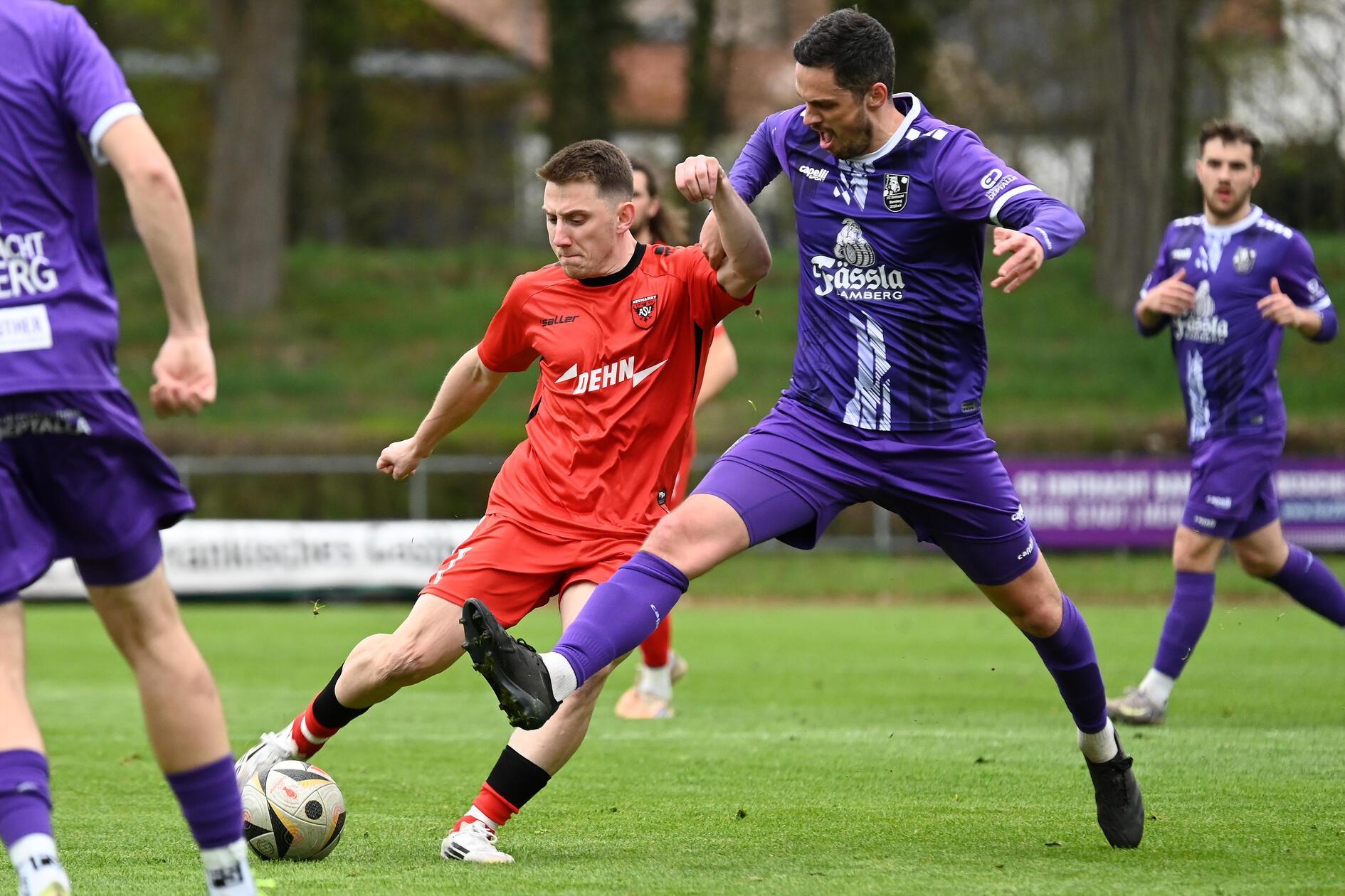 Topspiel am Dienstag: FC Eintracht Bamberg gegen ASV Neumarkt, hier Selim Mjaki (7, ASV Neumarkt ) im Zweikampf mit Marco Schmitt (8, FC Eintracht Bamberg ) (von links)