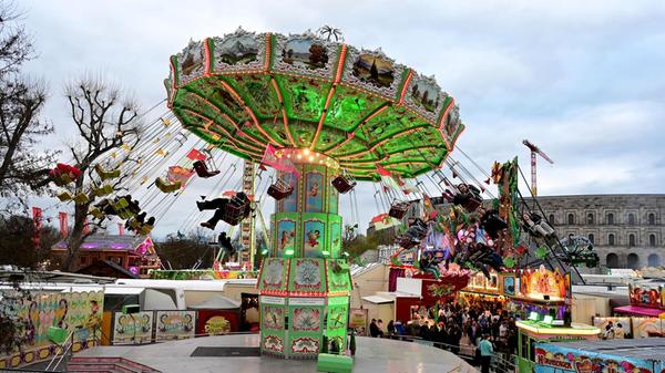 Das Nürnberger Volksfest lockt weiterhin an den Dutzendteich. An diesem Wochenende stehen folgende Sonderaktionen auf dem Programm: Die Nacht der 1.000 Lichter (Fr.), das Traktor-Treffen (Sa.) und der Kunterbunte Kinderspaß am Sonntag ab 13 Uhr.