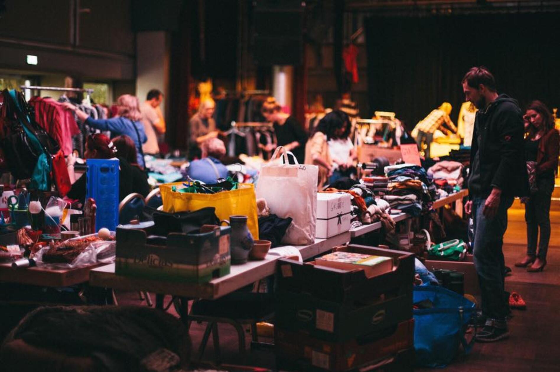 Der Nightmarket im Nürnberger Parks feiert Jubiläum. Das Erfolgsevent für alle, die stets auf der Suche nach neuen gebrauchten Schätzchen fürs Zuhause sind, steigt diesen Freitag zum 100. Mal. Los geht das Fest, wo es neben Kleidung, Accessoires und Einrichtungsgegenständen auch leckeres Thai Streetfood gibt, um 18 Uhr.