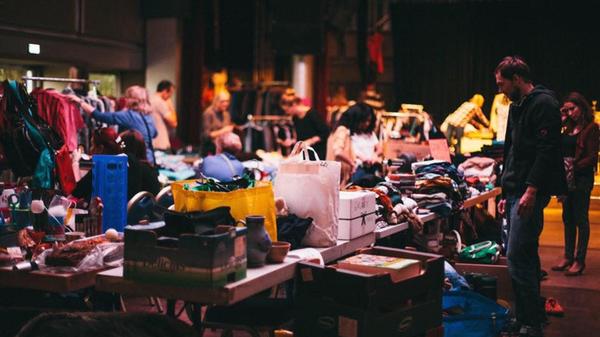 Der Nightmarket im Nürnberger Parks feiert Jubiläum. Das Erfolgsevent für alle, die stets auf der Suche nach neuen gebrauchten Schätzchen fürs Zuhause sind, steigt diesen Freitag zum 100. Mal. Los geht das Fest, wo es neben Kleidung, Accessoires und Einrichtungsgegenständen auch leckeres Thai Streetfood gibt, um 18 Uhr.