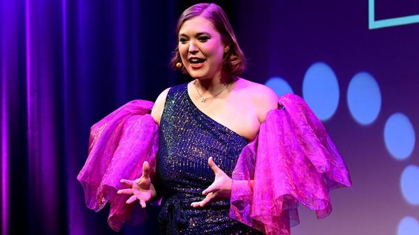 Kabarettistin, Autorin, Poetry Slammerin und Opernsängerin Fee Brembeck gastiert Freitagabend im Erlanger Fifty-Fifty. Der Auftritt der Satirikerin, deren Humor stets eine große Portion Gesellschaftskritik beinhaltet, beginnt um 20 Uhr.