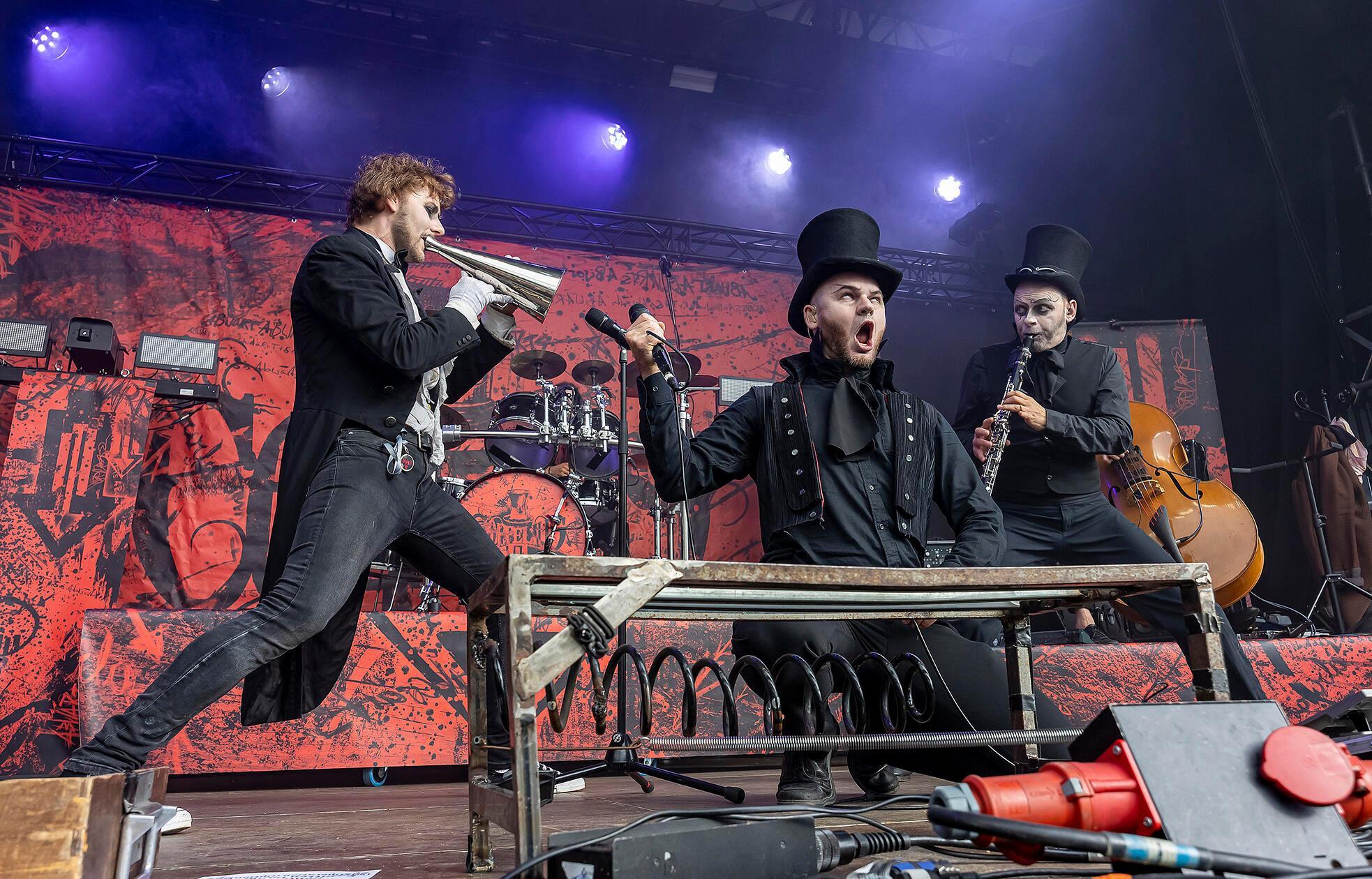 Mit klassischen Instrumenten geht die Band Coppelius aus Berlin zu Werke. Anstelle von Gitarre und E-Bass kommen hier Cello und Klarinette zum Einsatz. Am Freitag bespielt die Truppe, die sich nach einer Romanfigur von E.T.A. Hoffmann benannt hat, den Hirsch. Der Abend im Zeichen des "Kammercore" beginnt um 20 Uhr.