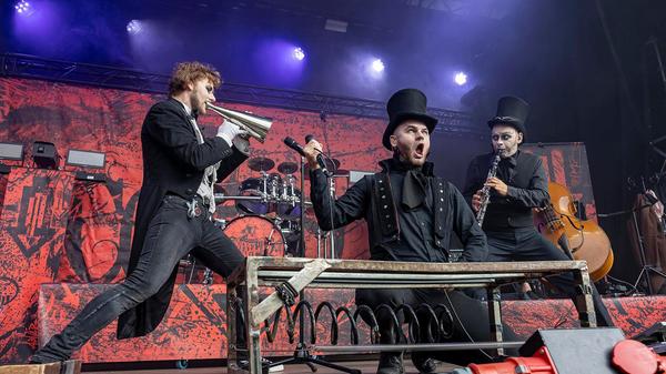 Mit klassischen Instrumenten geht die Band Coppelius aus Berlin zu Werke. Anstelle von Gitarre und E-Bass kommen hier Cello und Klarinette zum Einsatz. Am Freitag bespielt die Truppe, die sich nach einer Romanfigur von E.T.A. Hoffmann benannt hat, den Hirsch. Der Abend im Zeichen des "Kammercore" beginnt um 20 Uhr.