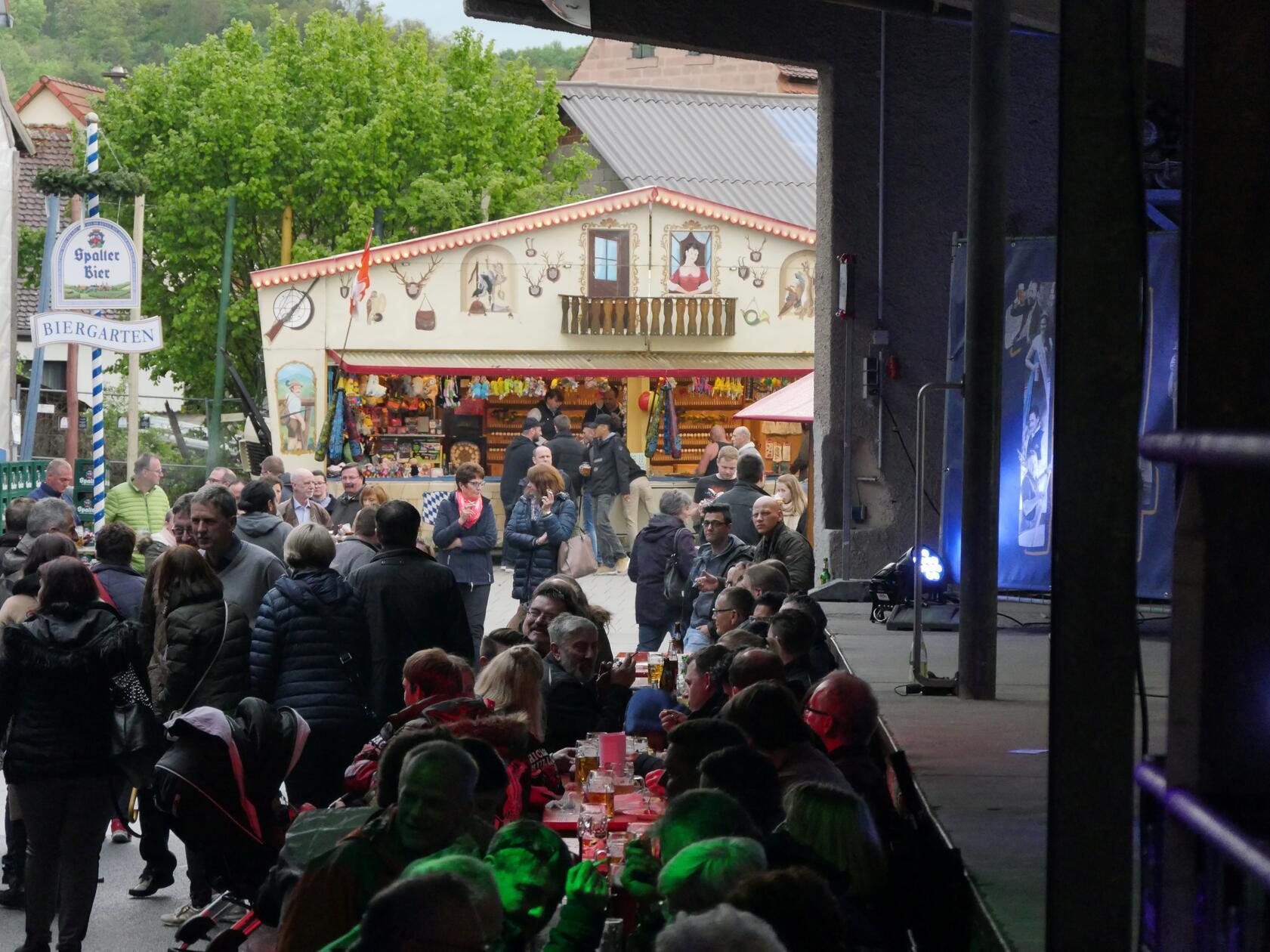 Hopfen, Malz, Gerste und Wasser – in die vielen Biere der Stadtbrauerei kommen nur vier Zutaten. Beim Spalter Brauereifest dürfen Erwachsene all diese Spezialitäten genießen. Los geht's am Freitag mit dem Bieranstich (19 Uhr) durch Bierkönigin Lea in der Festhalle. Im Anschluss folgt Livemusik. Zum Finale am Sonntag steht ein Familientag mit Kinderprogramm und Führungen (ab 10 Uhr) an.