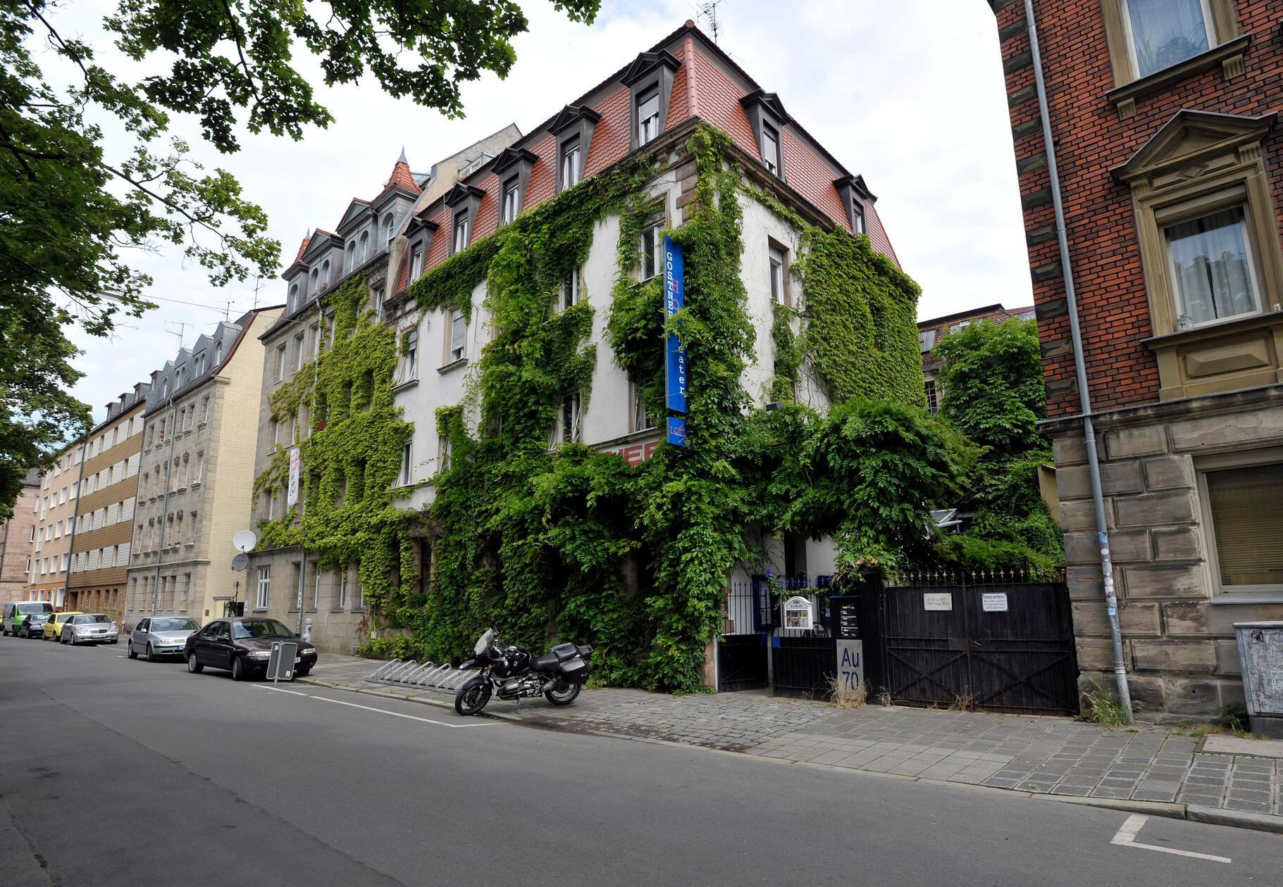 Es ist klein, aber fein: das Gostner Hoftheater in der Austraße. Von Freitag (ab 19 Uhr) bis Sonntag bittet das neben dem Staatstheater zweitwichtigste Theater der Stadt zum Nachbarschaftsfest. Auf dem Programm stehen Konzerte, Führungen, Performance-Workshops und ein großes Frühstück am Sonntag ab 10 Uhr.