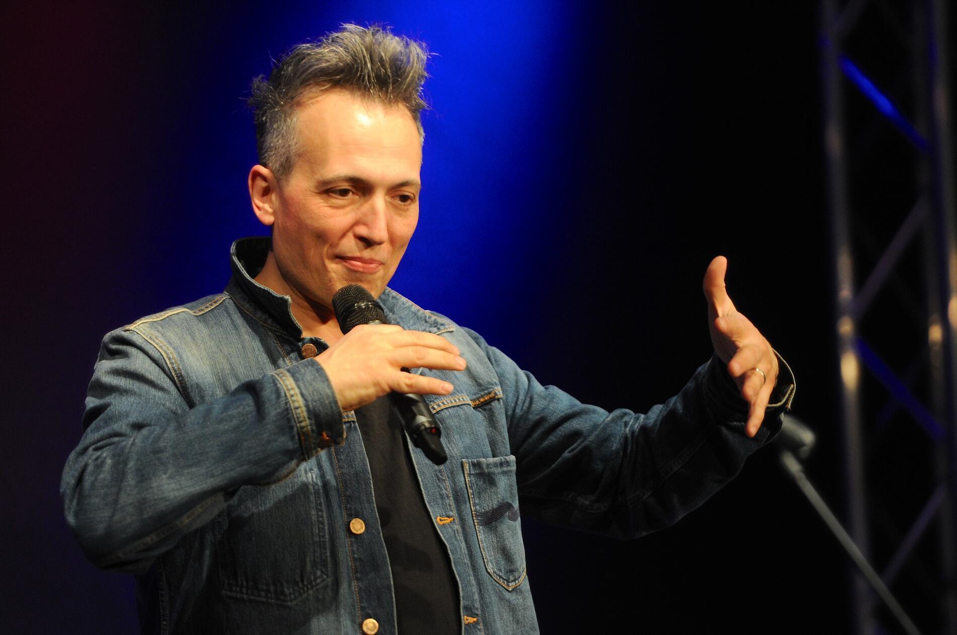 Olaf Bossi, Kabarettist und Musiker, unterhält am Samstag die Gäste des Jungen Theater Forchheim. Um 20 Uhr startet das vergnügliche Programm des deutsch-italienischen Künstlers, der als Produzent der Dance-Band "Das Modul" einige Erfolge feierte.