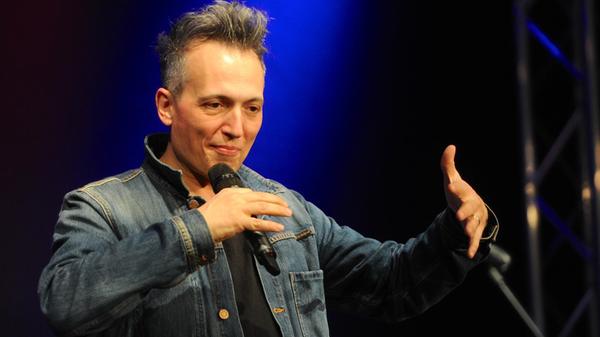 Olaf Bossi, Kabarettist und Musiker, unterhält am Samstag die Gäste des Jungen Theater Forchheim. Um 20 Uhr startet das vergnügliche Programm des deutsch-italienischen Künstlers, der als Produzent der Dance-Band "Das Modul" einige Erfolge feierte.