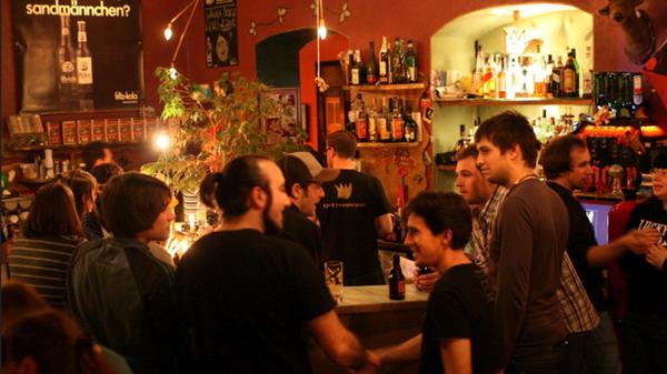 Insgesamt 16 Kneipen sind am Samstagabend bei der 25. Ansbacher Kneipenjagd dabei. Das Bar-Festival startet um 20 Uhr und bietet dem Publikum Live-Musik ohne Ende. Zwischen den Locations pendelt ein Shuttlebus.