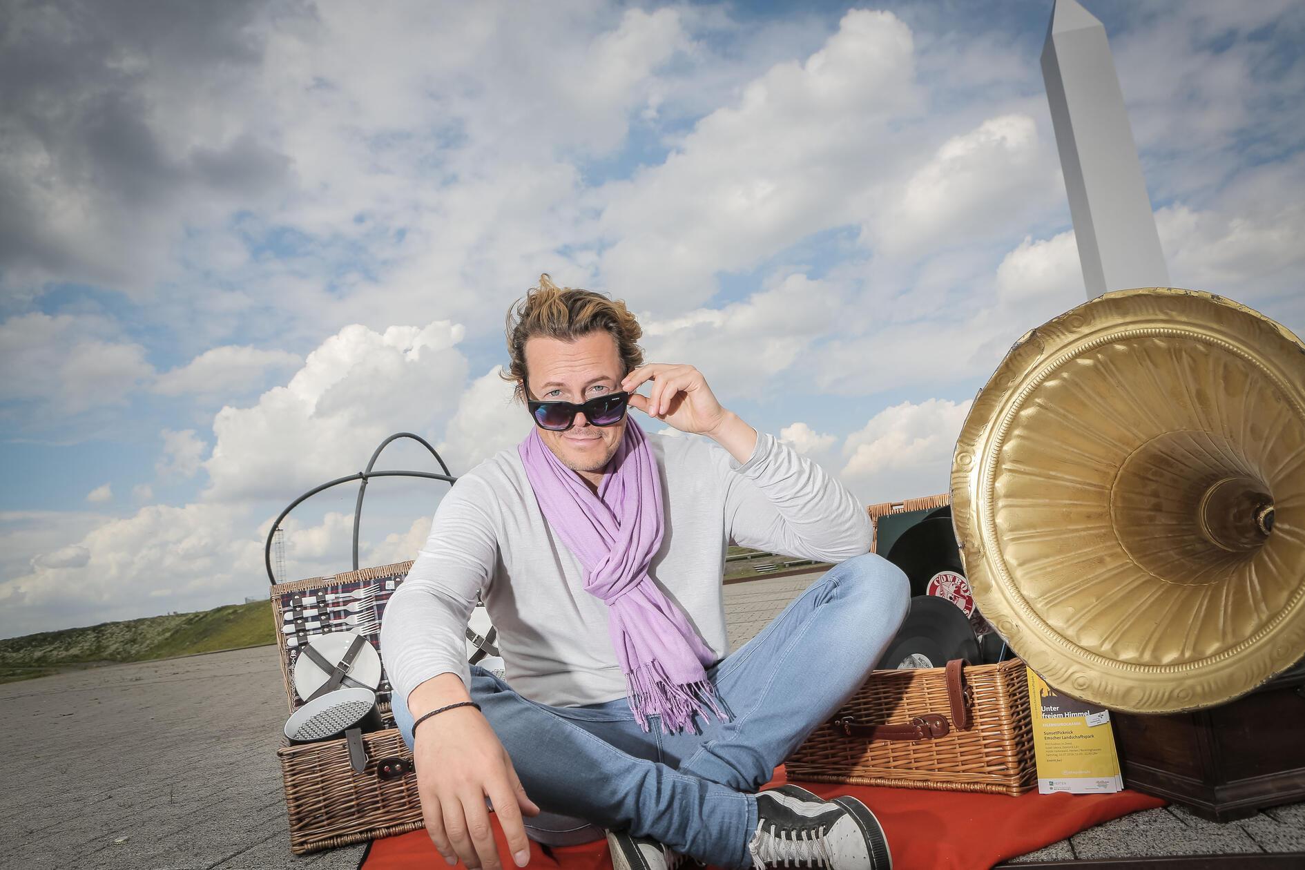 Phil Fuldner hat sich schon vor langer Zeit einen Namen in der deutschen House-Szene machen können. Am Samstag entpackt der DJ im Alten Brathaus auf dem Nürnberger Volksfest und damit zwischen Autoscooter und Riesenrad seinen energetischen House-Sound. Support leistet Jürgen Kirsch. Die Show findet im Rahmen der regulären Öffnungszeiten des Volksfests statt.