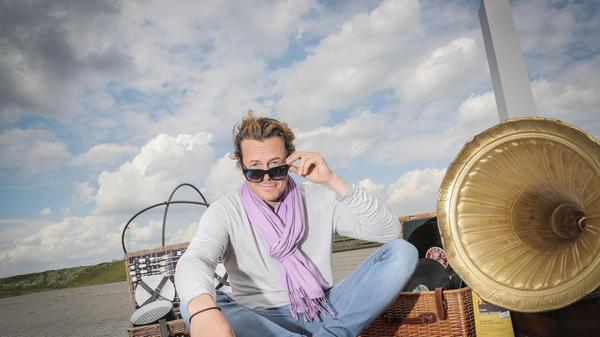 Phil Fuldner hat sich schon vor langer Zeit einen Namen in der deutschen House-Szene machen können. Am Samstag entpackt der DJ im Alten Brathaus auf dem Nürnberger Volksfest und damit zwischen Autoscooter und Riesenrad seinen energetischen House-Sound. Support leistet Jürgen Kirsch. Die Show findet im Rahmen der regulären Öffnungszeiten des Volksfests statt.