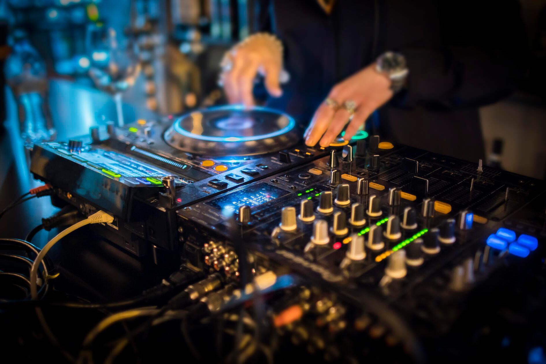 Das DJ-Kollektiv Better Times zeigt sich Samstagabend in der Fürther Kofferfabrik. Die House-Profis bespielen die Location schon ab 20 Uhr. An den Decks stehen unter anderem Ivan Le Mutant und Hannoi und servieren allerfeinsten Underground House und Minimal.