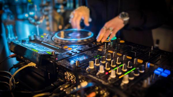 Das DJ-Kollektiv Better Times zeigt sich Samstagabend in der Fürther Kofferfabrik. Die House-Profis bespielen die Location schon ab 20 Uhr. An den Decks stehen unter anderem Ivan Le Mutant und Hannoi und servieren allerfeinsten Underground House und Minimal.