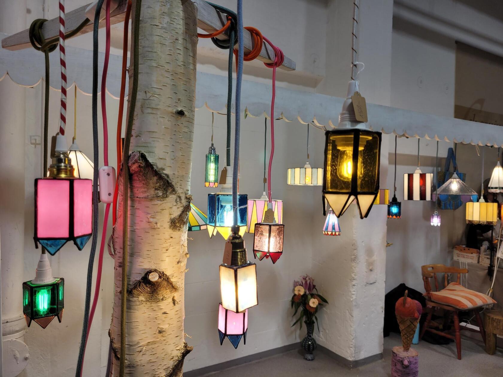 Echte Raritäten und ganz besondere Schätze fürs Zuhause finden sich beim Kunst- und Designmarkt Samstag und Sonntag im Ofenwerk. Rund 130 Ausstellende zeigen an den zwei Tagen ihre Erzeugnisse fernab von Massenware. Beginn: 10 Uhr.