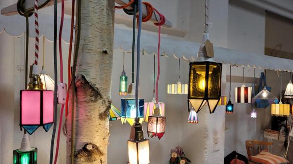 Echte Raritäten und ganz besondere Schätze fürs Zuhause finden sich beim Kunst- und Designmarkt Samstag und Sonntag im Ofenwerk. Rund 130 Ausstellende zeigen an den zwei Tagen ihre Erzeugnisse fernab von Massenware. Beginn: 10 Uhr.