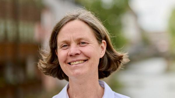 Am Sonntag liest Autorin und Stadtführerin Monika Martin aus ihrem Roman "Schandmantel" im Gutmann. In ihrem siebten Nürnberg-Krimi geht es um einen Mord im Fünfeckturm. Zur Lesung gibt's leckeres fränkisches Essen. Beginn: 19 Uhr.