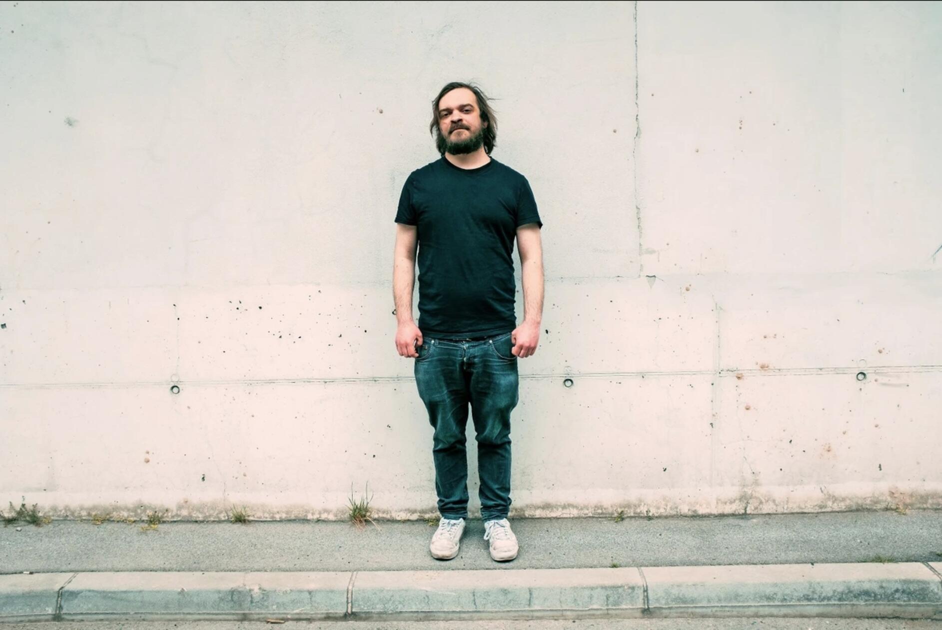 Im Rahmen seiner Akustik-Tour legt der Österreicher Onk Lou diesen Sonntag einen Halt in der Fürther Kofferfabrik ein. Neben dem Songwriter tritt Local-Artist John Steam Jr. musikalisch in Erscheinung. Beginn: 20 Uhr.