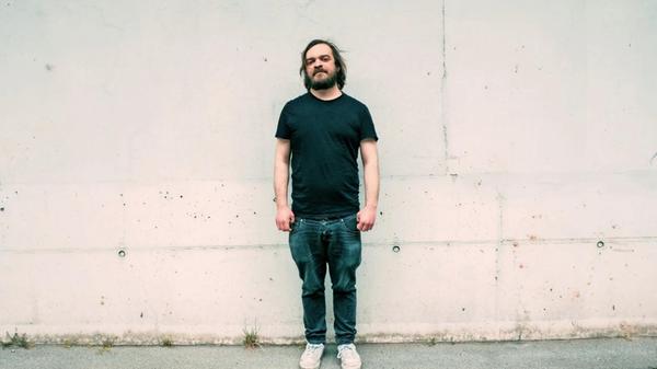 Im Rahmen seiner Akustik-Tour legt der Österreicher Onk Lou diesen Sonntag einen Halt in der Fürther Kofferfabrik ein. Neben dem Songwriter tritt Local-Artist John Steam Jr. musikalisch in Erscheinung. Beginn: 20 Uhr.