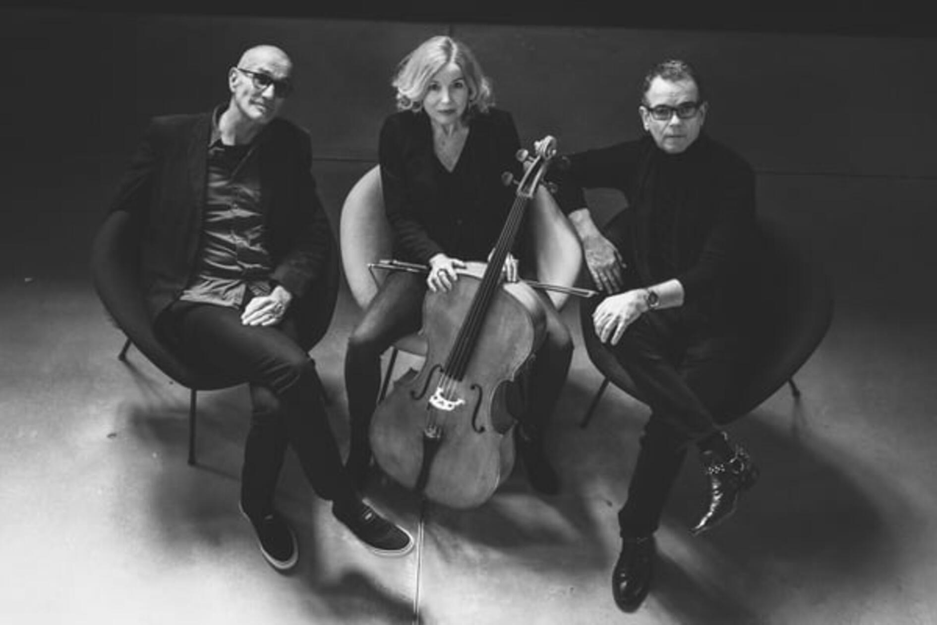 Als Trio Sfera vereinen Pianist Jo Barnikel, Cellistin Fany Kammerlander und Klarinettist Norbert Nagel Klassik mit Jazz und Improvisationskunst. Am Sonntag stellen die Musikschaffenden ihr Projekt erstmals im Dehnberger Hoftheater vor. Der unter dem Motto „Verschwiegene Lieder“ stehende Auftritt des in der Klassik verwurzelten Trios, dessen Markenzeichen es ist, stets neue Spielarten der Musik zu erkunden, beginnt um 16 Uhr.