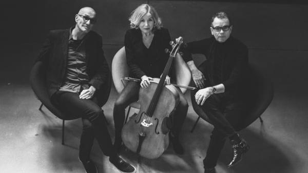Als Trio Sfera vereinen Pianist Jo Barnikel, Cellistin Fany Kammerlander und Klarinettist Norbert Nagel Klassik mit Jazz und Improvisationskunst. Am Sonntag stellen die Musikschaffenden ihr Projekt erstmals im Dehnberger Hoftheater vor. Der unter dem Motto „Verschwiegene Lieder“ stehende Auftritt des in der Klassik verwurzelten Trios, dessen Markenzeichen es ist, stets neue Spielarten der Musik zu erkunden, beginnt um 16 Uhr.