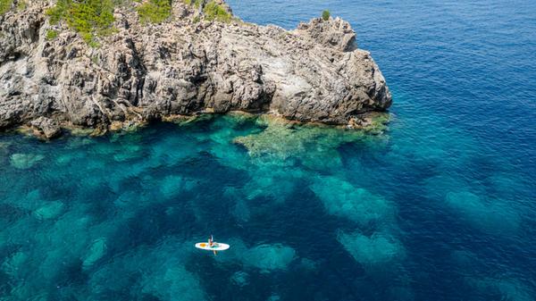 Tourist on a SUP in the turquoise waters of the Al