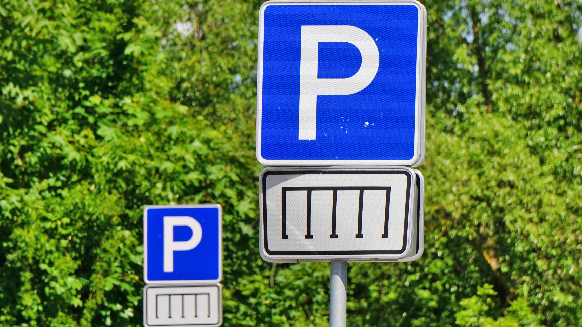 Parkplatz im Grünen, Parkplatzschilder mit Parkord