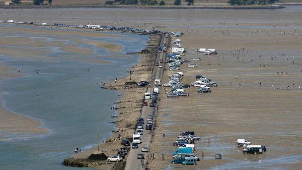 Die Passage du Gois im Westen Frankreichs, nahe der Stadt Nantes, dürfte einer der außergewöhnlichsten Straßen Europas - vielleicht sogar der Welt - sein. Auf einer Länge von rund 4,5 Kilometern führt sie mitten durch den Atlantik und verbindet die Insel Île de Noirmoutier mit der Gemeinde Beauvoir-sur-Mer auf dem Festland.