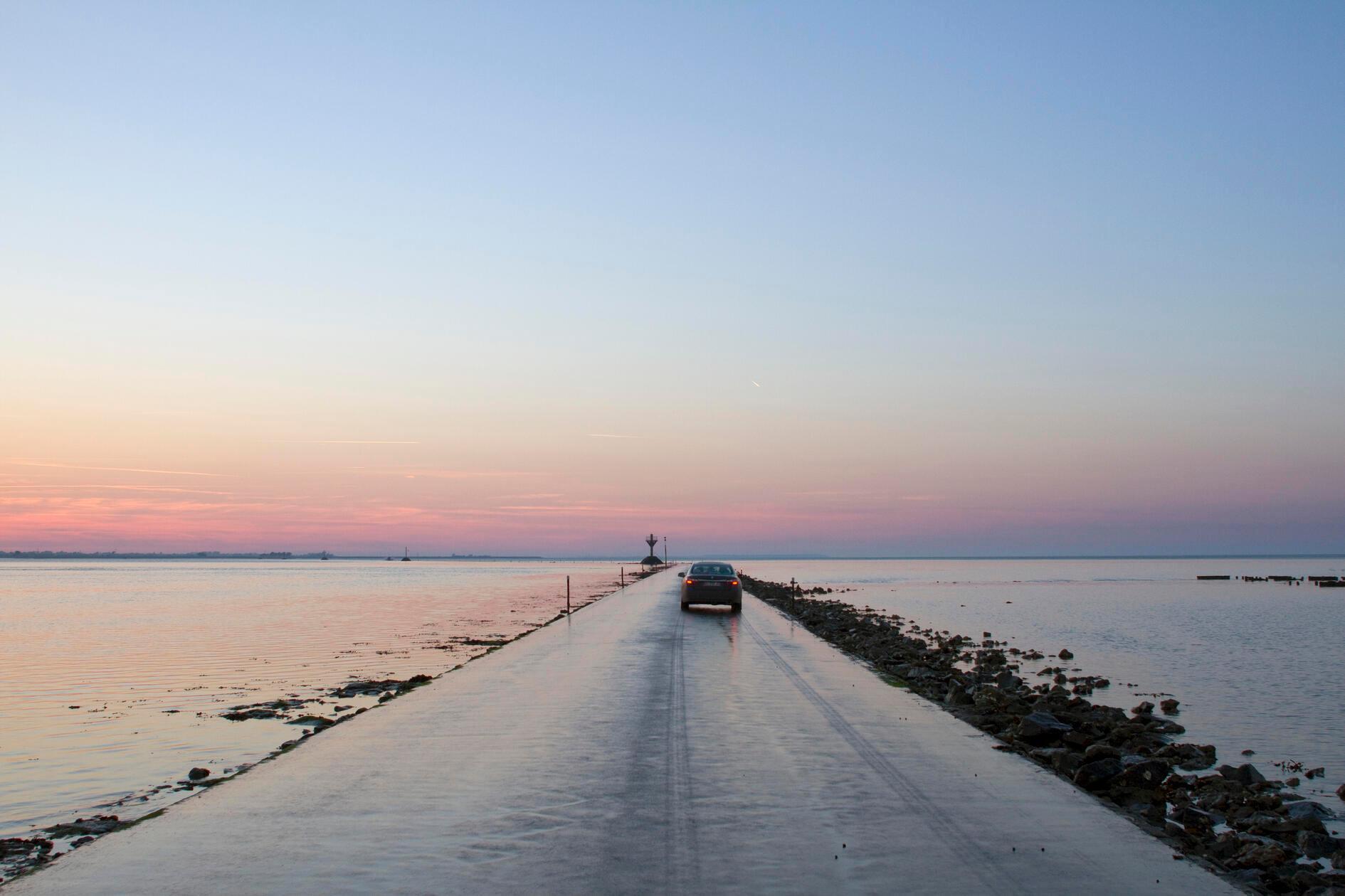 Dabei ist die Straße den Gezeiten des Meeres ausgesetzt. Und das bedeutet: Täglich, wenn die Flut kommt, wird die Straße komplett überspült.