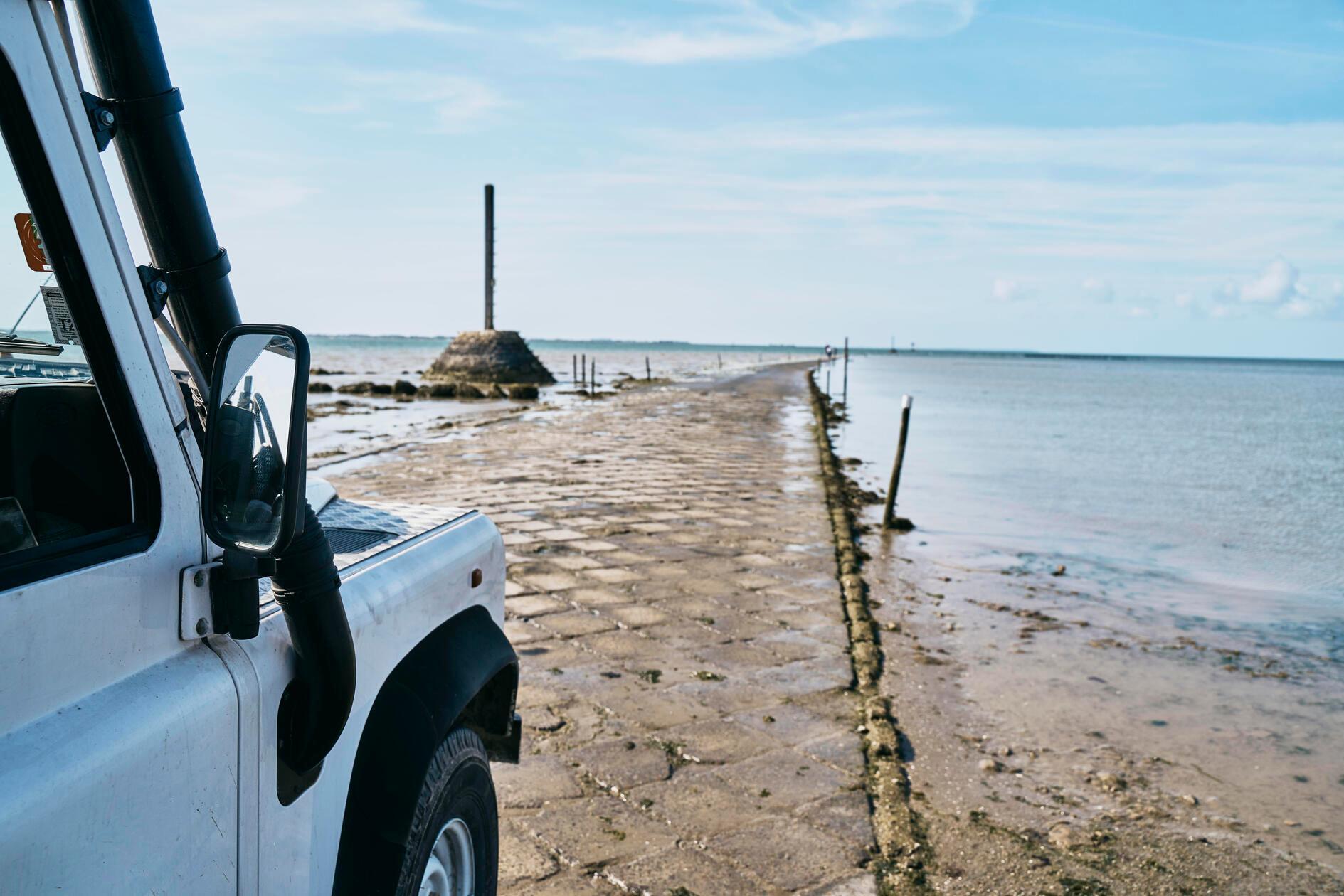 Bei Ebbe wiederum ist die Straße für den Verkehr freigegeben und ermöglicht die Überfahrt zur Île de Noirmoutier. Diese Zeitfenster dauern laut Angaben auf der Touristik-Webseite circa drei Stunden lang.