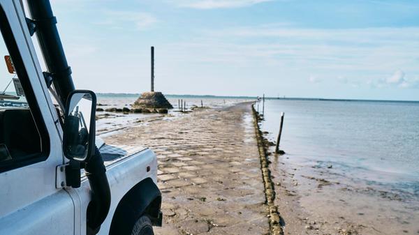 Bei Ebbe wiederum ist die Straße für den Verkehr freigegeben und ermöglicht die Überfahrt zur Île de Noirmoutier. Diese Zeitfenster dauern laut Angaben auf der Touristik-Webseite circa drei Stunden lang.