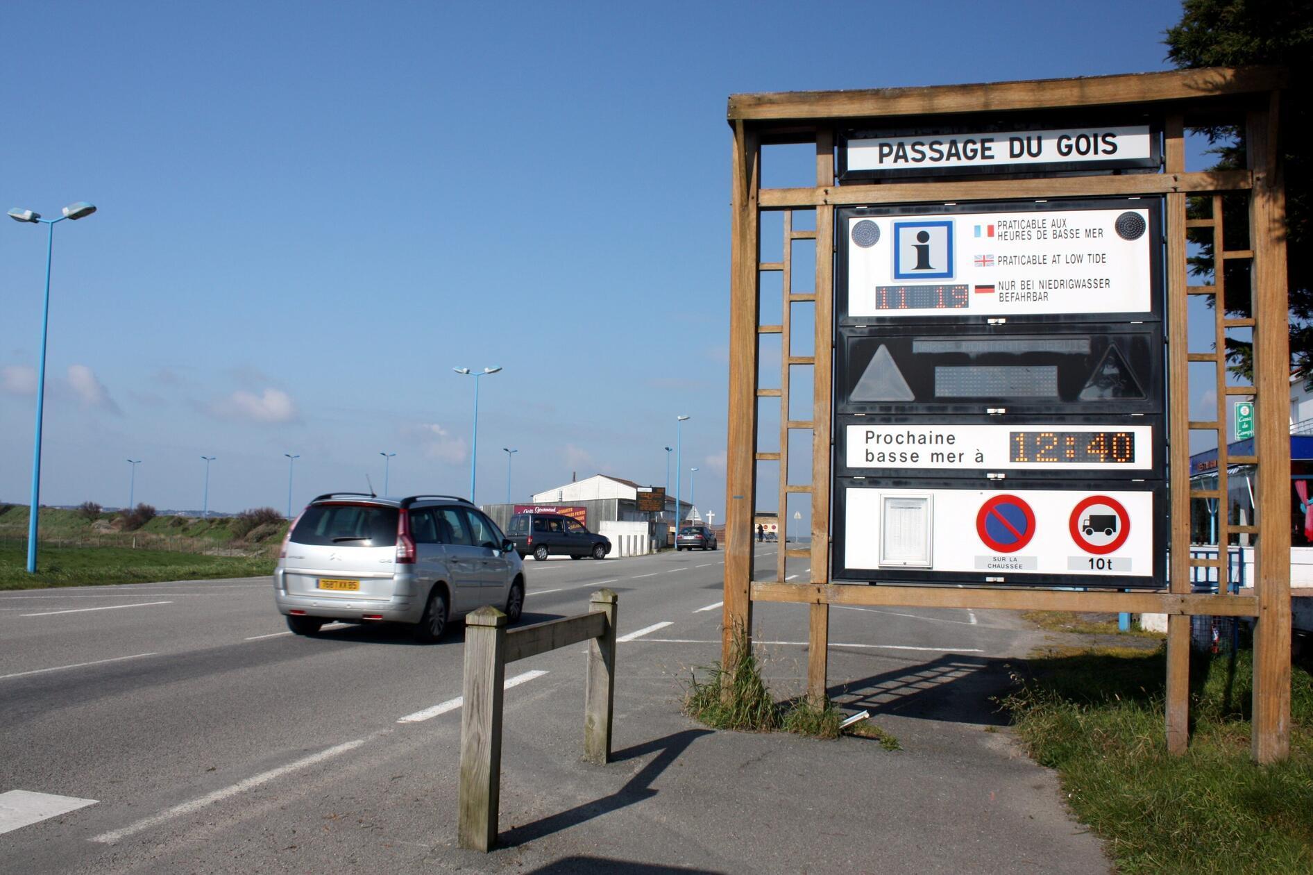 Hinweistafeln weisen Besucher und Besucherinnen auf Ebbe- und Flutzeiten hin.