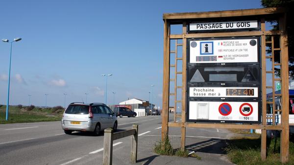 Hinweistafeln weisen Besucher und Besucherinnen auf Ebbe- und Flutzeiten hin.