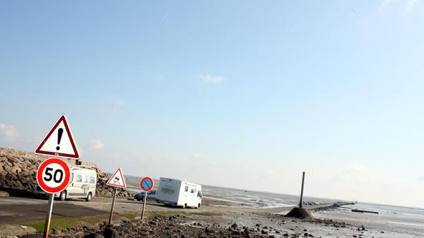 Die Sehenswürdigkeit scheint bei Touristen und Touristinnen sehr beliebt zu sein. Bei Google räumt die Passage 4,8 Sterne bei 823 Bewertungen ab. Die Kommentatoren und Kommentatorinnen sprechen von einem "kleinen Alltagsabenteuer" und einer "einzigartigen Naturstraße mit Wow-Effekt".