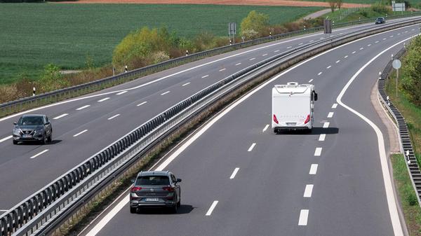 Auf der Autobahn A73 fahren Autos und ein Wohnmobi