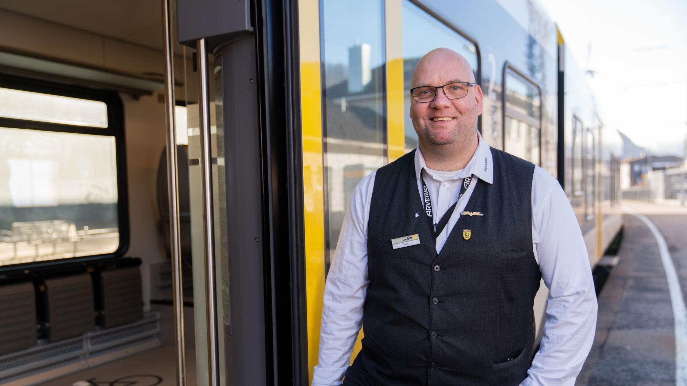 Ronald-Phillip Tolkiehn steht neben einer Straßenb