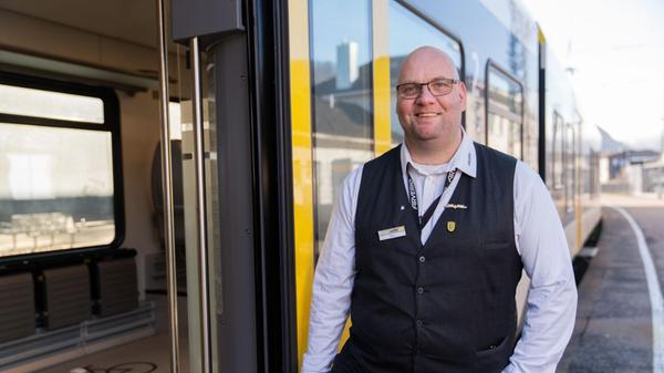 Ronald-Phillip Tolkiehn steht neben einer Straßenb