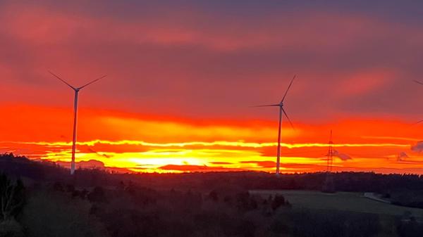Sonnenuntergangsstimmung - ein leuchtend orangefarbener Himmel - einfach schön.