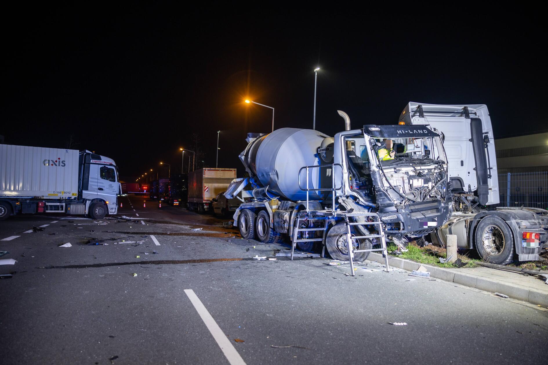 Ein Unfall mit drei beteiligten Lastwagen ereignet