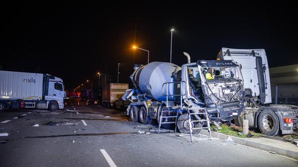 Am Mittwochabend kurz vor 20 Uhr ereignete sich im Bereich des Nürnberger Hafens ein Unfall mit mehreren beteiligten Lkw.