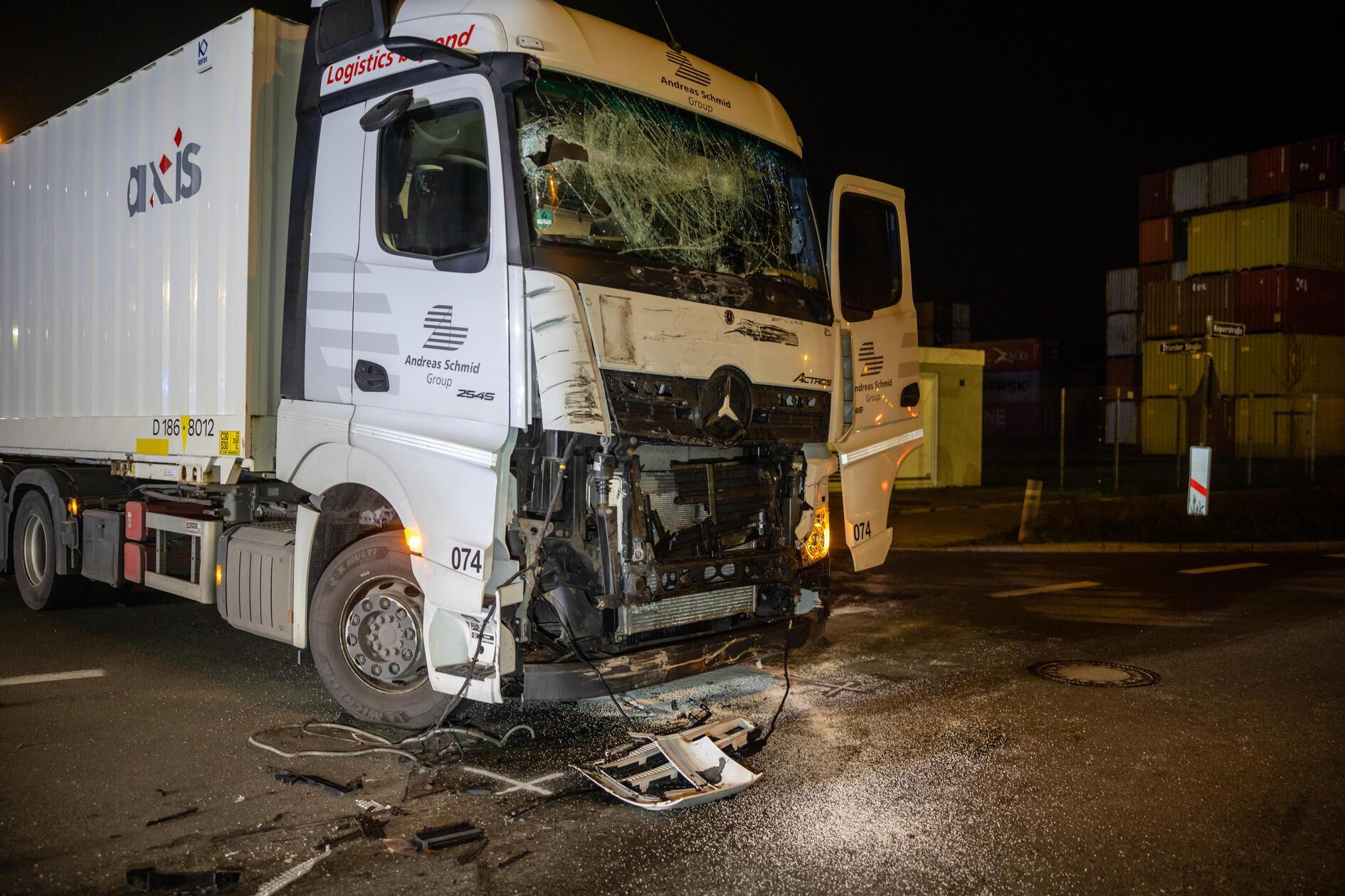 Einer der Fahrer versuchte noch durch ein Ausweichmanöver nach rechts einen Zusammenstoß zu verhindern, kollidierte dabei jedoch mit einer am Fahrbahnrand geparkten Sattelzugmaschine.