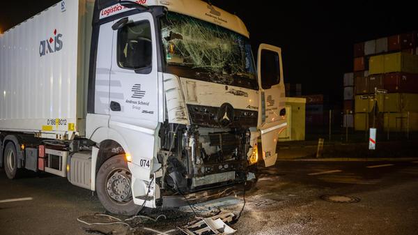 Einer der Fahrer versuchte noch durch ein Ausweichmanöver nach rechts einen Zusammenstoß zu verhindern, kollidierte dabei jedoch mit einer am Fahrbahnrand geparkten Sattelzugmaschine.