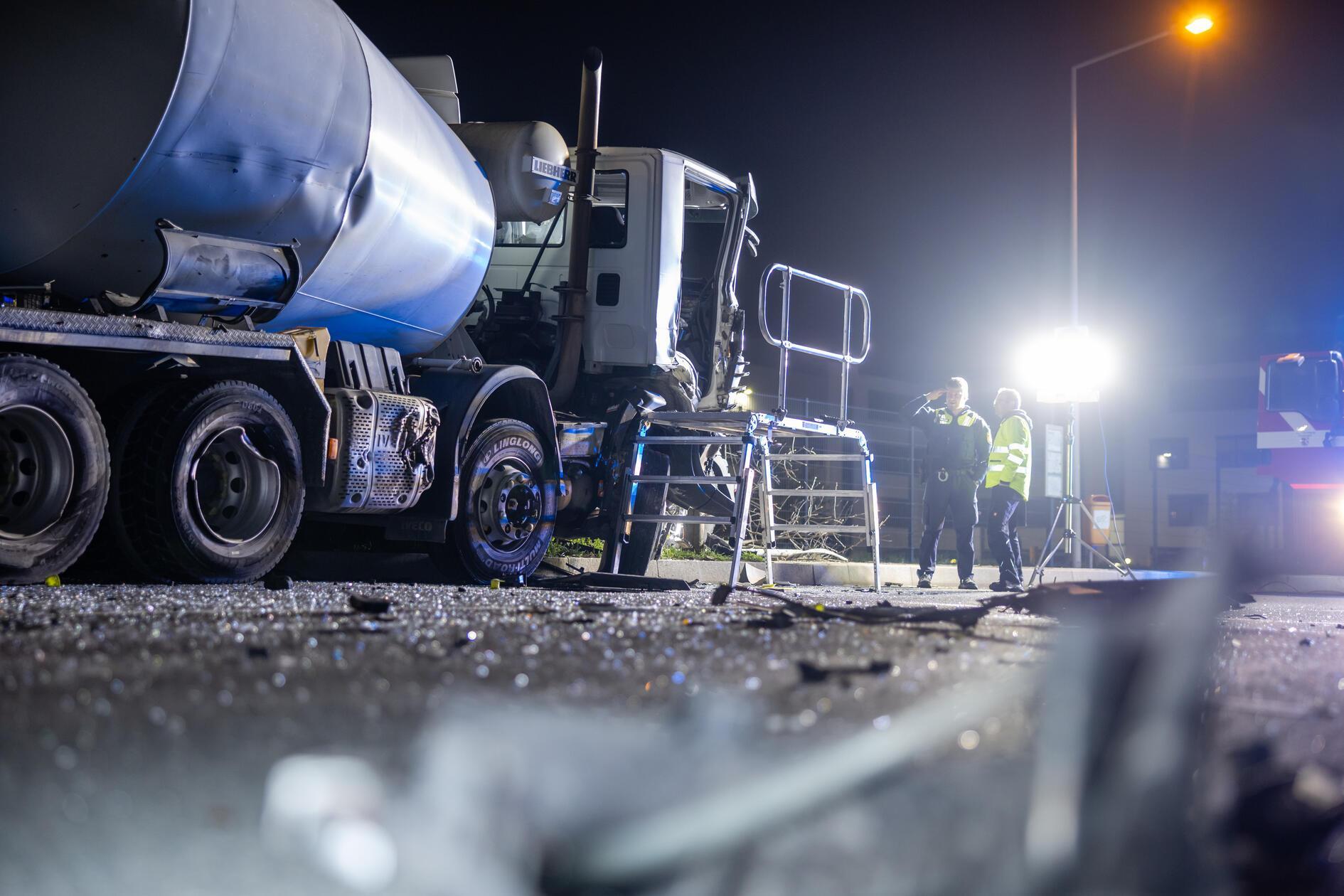 Ein Mensch wurde bei dem Unfall leichtschwer verletzt und kam zur Behandlung in ein Krankenhaus.