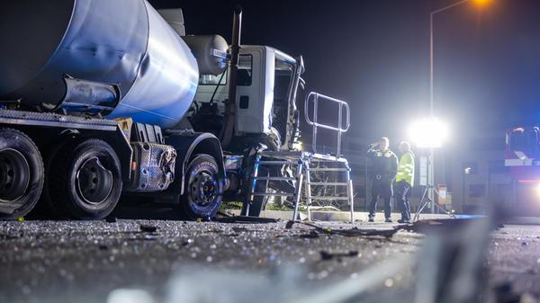 Ein Mensch wurde bei dem Unfall leichtschwer verletzt und kam zur Behandlung in ein Krankenhaus.