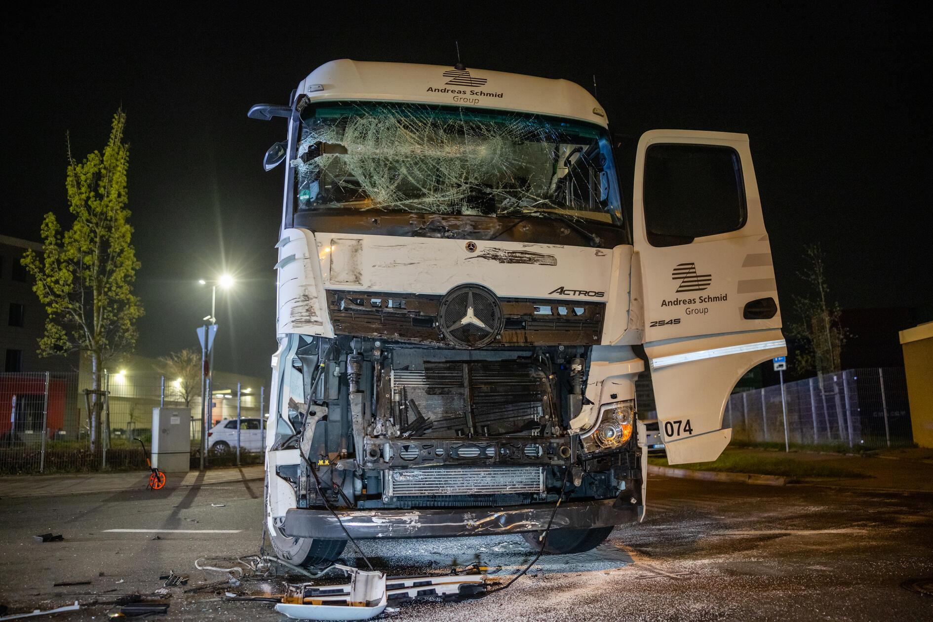 Ein Gutachter untersuchte an der Unfallstelle die Ursache für den Zusammenstoß.