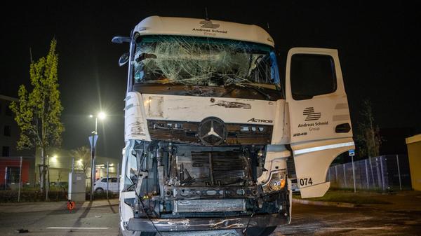 Ein Gutachter untersuchte an der Unfallstelle die Ursache für den Zusammenstoß.