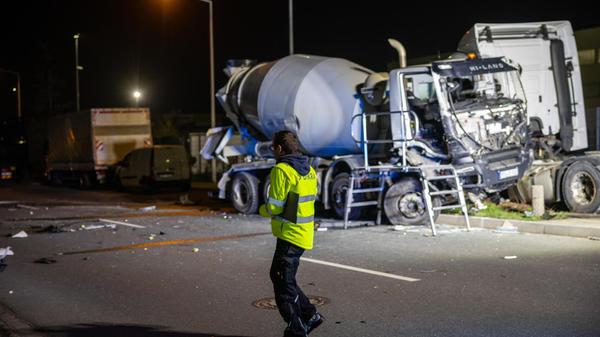Der entstandene Sachschaden wird derzeit auf einen niedrigen sechsstelligen Betrag geschätzt.