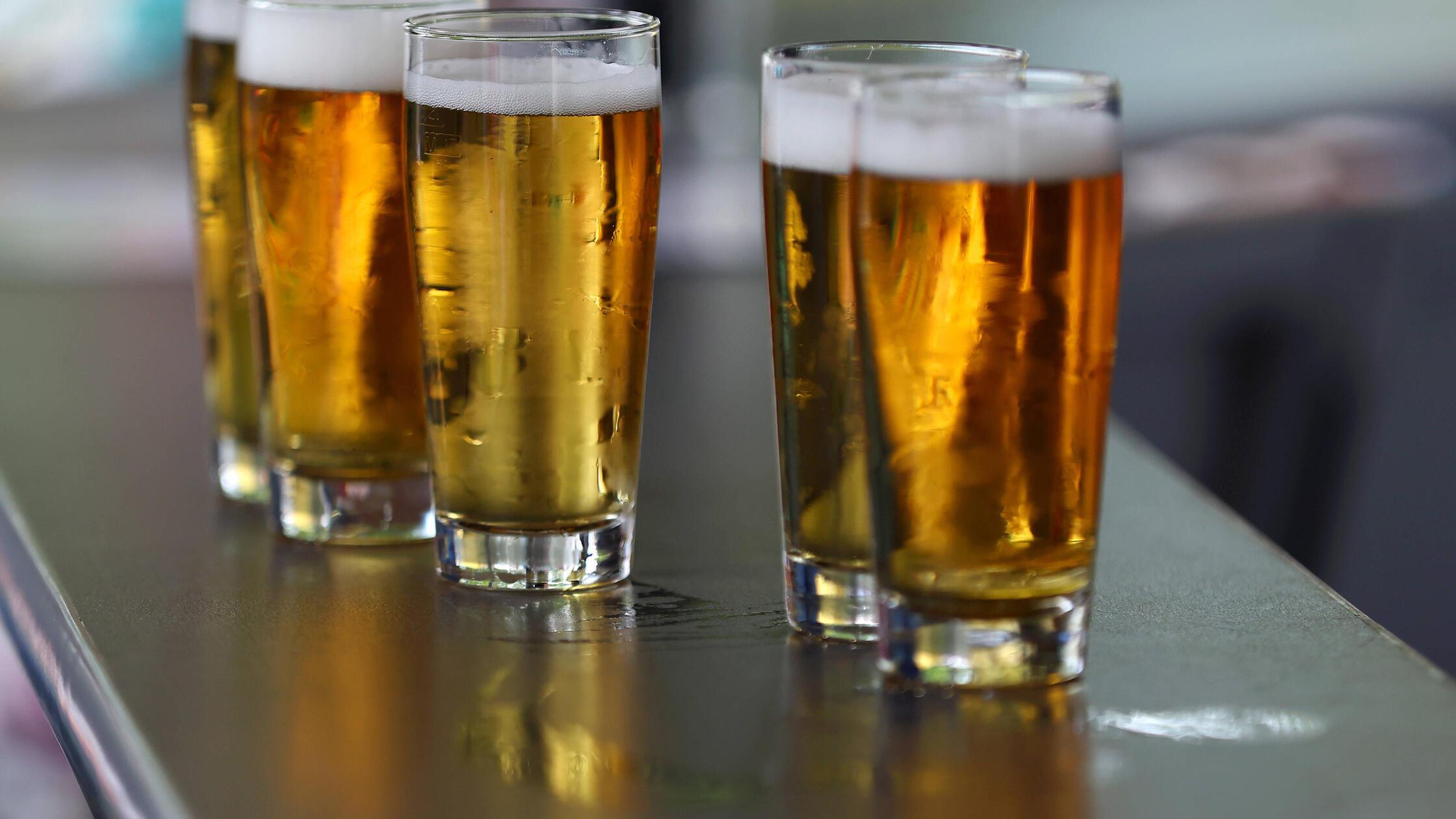 28.07.2024, Bad Harzburg, 5 Biergläser stehen auf 