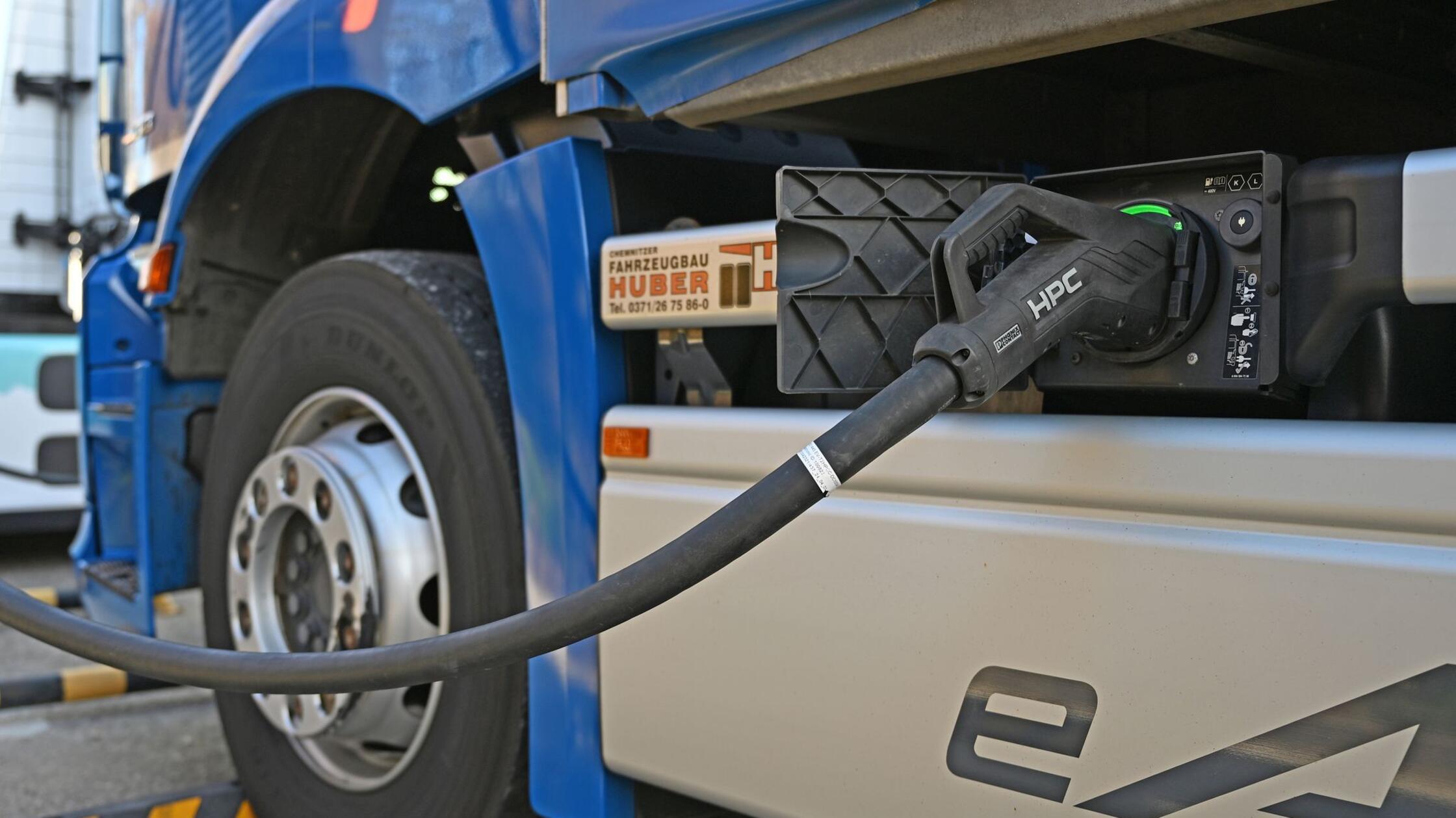 Ein Elektro-Lastkraftwagen wird auf dem Firmengelä