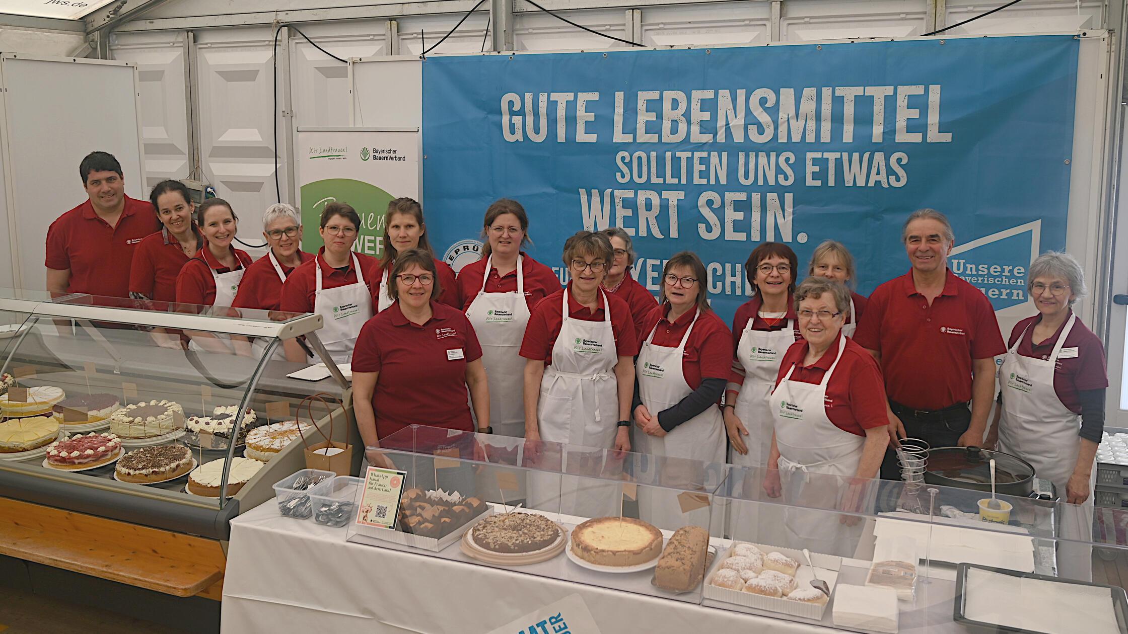 Einen der größten Stände haben die örtlichen Landfrauen, die in der Grünen Halle Kuchen, belegte Brote und mehr anbieten.